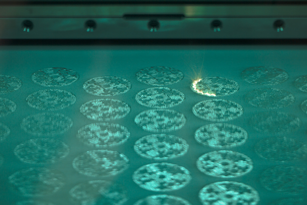 DMLM laser printers can be working on dozens of components at the same time. Image credit: GE Reports/Chris New