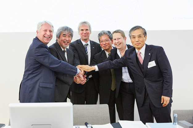 Presentation of the Nanoscribe gift to the Japanese university presidents during the HeKKSaGOn Conference 2016 (from left: Prof. Dr. Bernhard Eitel (President of the University of Heidelberg), Prof. Dr. Juichi Yamagiwa (President of the University of Kyoto), Professor Dr. Holger Hanselka (President of the KIT), Prof. Dr. Susumu Satomi (President of the University of Tohoku), Prof. Dr. Ulrike Beisiegel (President of the University of Göttingen), Prof. Dr. Shojiro Nishio (President of the University of Osaka) (Photo: Magali Hauser, KIT)