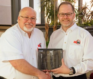 Mark Abshire (left) receives the AMUG President’s Award from Mark Barfoot, president. (Photo courtesy of AMUG)