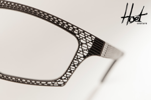 Unique and cost-effective: the delicate lattice structure of the titanium eyeglass frames was created using industrial 3D printing. (Source: Hoet)