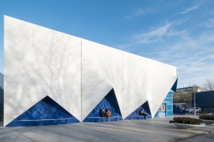 Mobile conference building in Amsterdam: The blue façade elements were designed by DUS Architects and manufactured with hotmelts from Henkel (Photo courtesy of Henkel)
